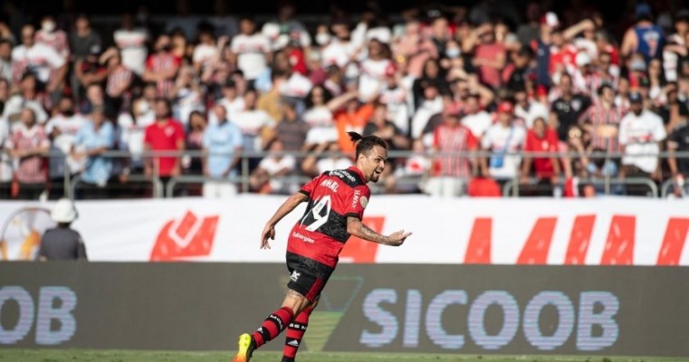 Flamengo passeia no Morumbi e goleia São Paulo por 4 a 0 no Brasileiro