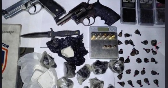 Políciais prende motorista com revólver cal.38  simulacro de pistola e cocaína em Petrolina no sertão