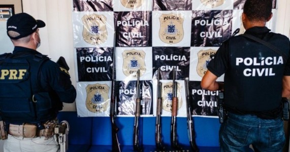 Ação integrada entre PRF e PC prendem casal com farto arsenal de armas e munições para grupo criminoso da BA