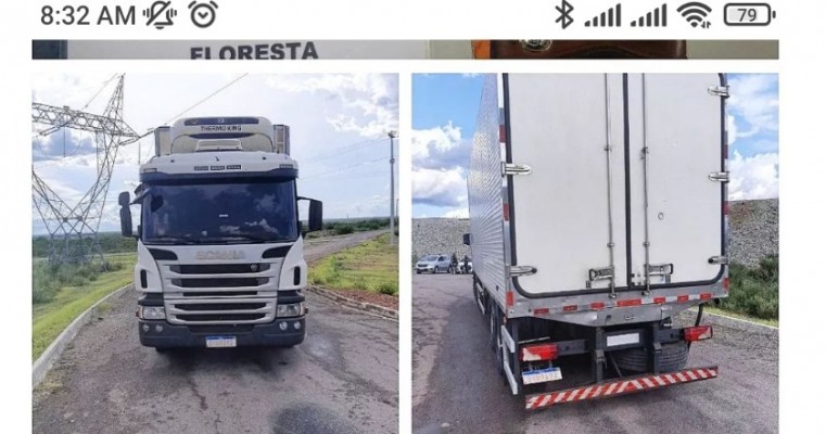 PM da 1°CIPM recupera caminhão roubado na BR- 316 em Floresta-PE
