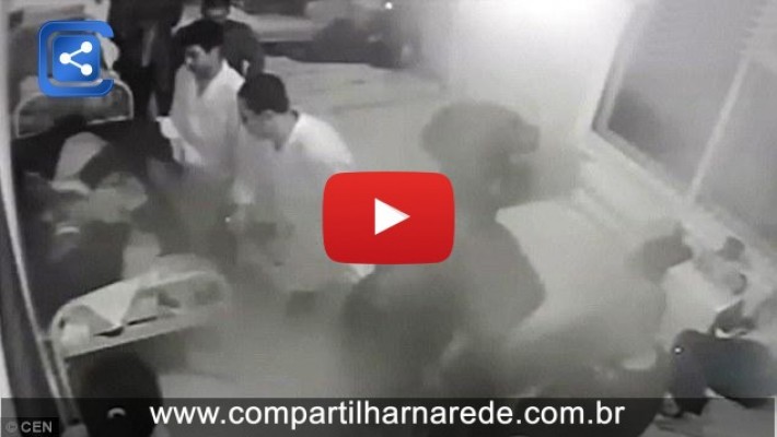 Vídeo chocante mostra momento em que enfermeiros espancam paciente e o deixam correndo risco de morte