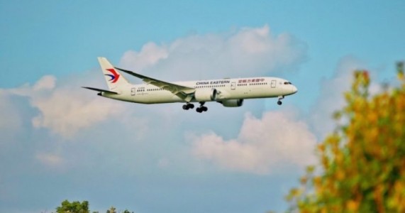 Avião com 132 pessoas a bordo cai na China
