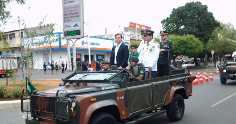 PREFEITO DE PETROLINA ABRE FESTIVIDADES DIA 7 DE SETEMBRO DESFILANDO EM CARRO ABERTO