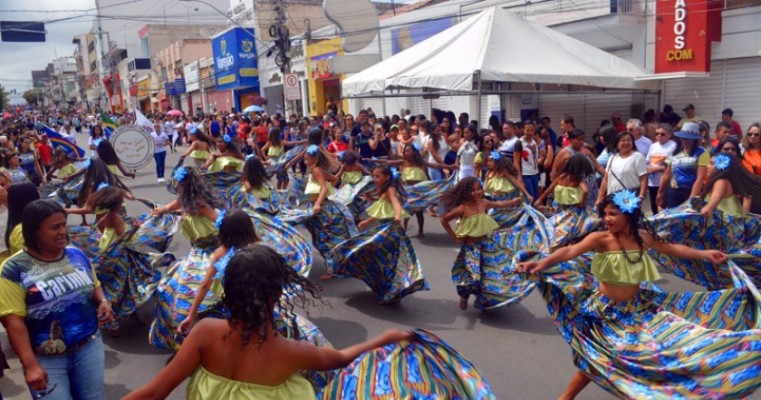 Desfile cívico enche Serra Talhada de cores.