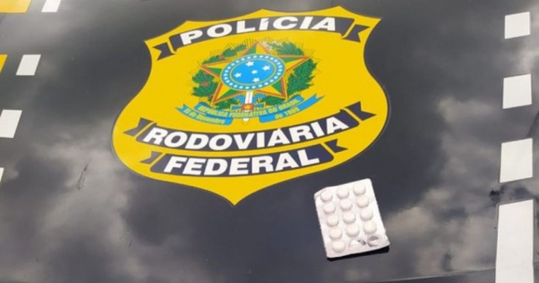 PRF flagra motorista com rebites dentro de bota em Belém de São Francisco no Sertão de PE 