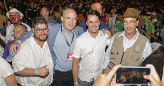 Anderson Ferreira e Gilson Machado defendem apoio ao turismo e à cultura durante visita à Paixão de Cristo