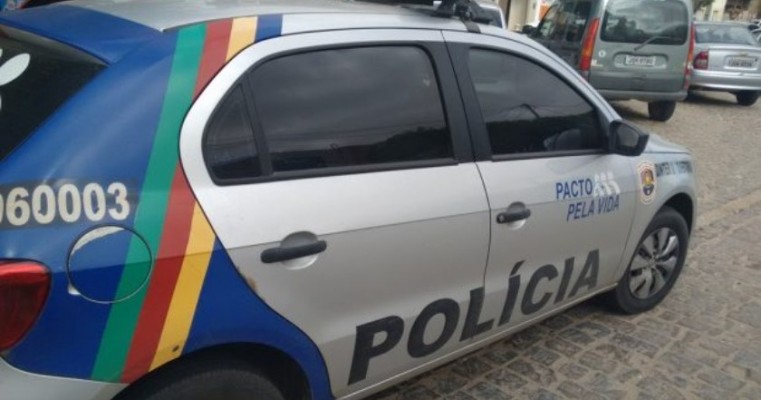 Homens desacatam e agridem policiais dentro do Hospam, em Serra Talhada