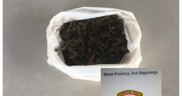 Casal de maconheiros são detidos com maconha no bairro Bom Jesus em Serra Talhada no Sertão de PE