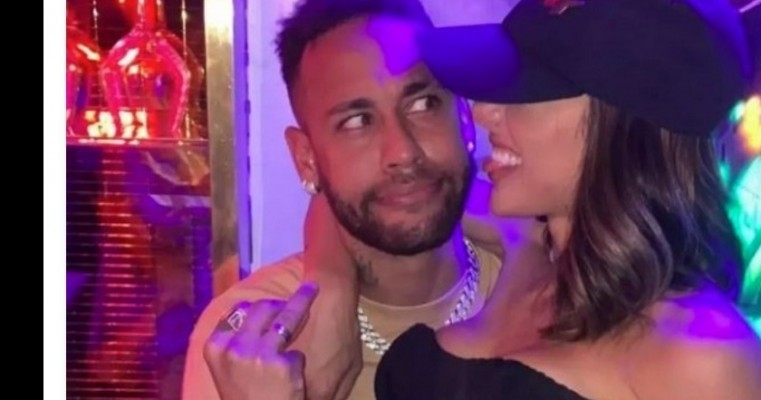 Neymar chama atenção na web após aparecer com suposto anel de compromisso