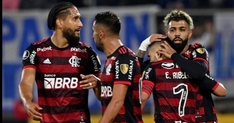 Flamengo sofre pressão, mas vence a Universidad Católica e segue 100% 