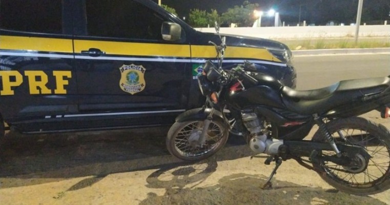 PRF detém motociclista inabilitado e com moto roubada em Petrolina no Sertão de PE 