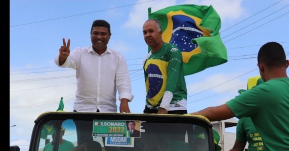Em carro aberto Joel da Harpa desfila com apoiadores de Bolsonaro em Tamandaré