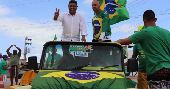  Em carro aberto Joel da Harpa desfila com apoiadores de Bolsonaro em Tamandaré