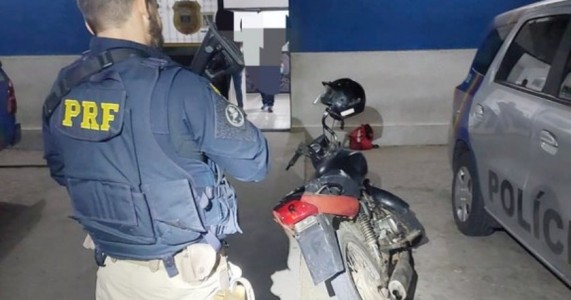 PRF detém motociclista em Caruaru com moto roubada há 4 anos em Santa Cruz do Capibaribe