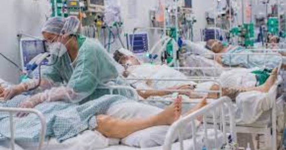 Internações e casos de covid voltam a subir e geram alerta de 4ª onda
