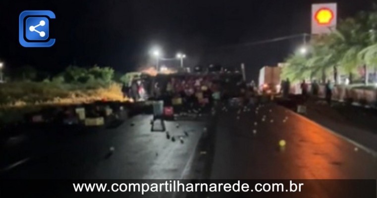 Caminhão carregado de frutas tomba em frente a posto de combustíveis em Mirandiba