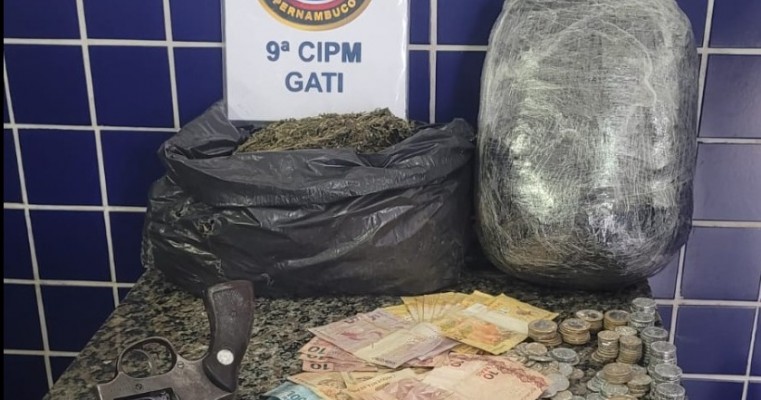 Polícias estoura "Boca de Fumo" e prende indivíduo com 3,5 Kg de maconha e arma em Trindade no Sertão de PE