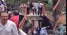 Vídeo: Ponte cai com prefeito e vereadores durante inauguração
