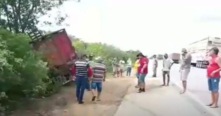 Vídeo: Colisão entre carro de passeio e caminhão boiadeiro deixa um morto; entre Parnamirim e Salgueiro