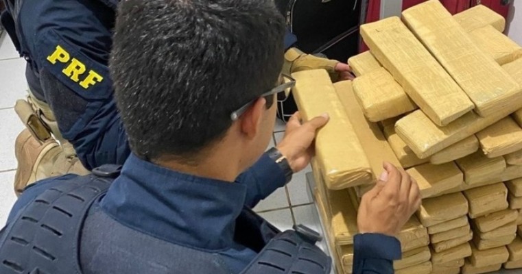  ﻿PRF prende "Mula do Tráfico" com 50 Kg de maconha em Serra Talhada no Sertão de PE.