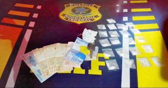 PRF prende indivíduo com 21 papelotes de cocaína e porção de maconha em Gravatá no Agreste de PE 