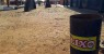 Ao invés de lixeiras, prefeitura coloca "tambores" na praça da Juventude no bairro João de Deus.