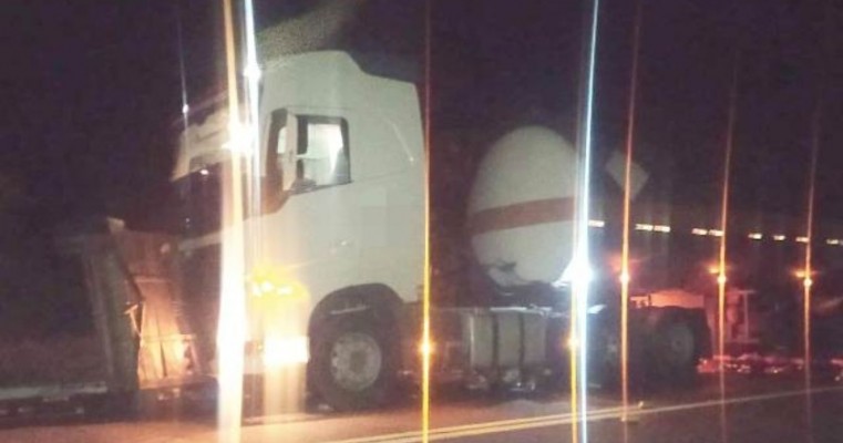 Acidente no km 35 da BR 116 em Salgueiro-PE, carreta tanque foi atingida por um veículo gol