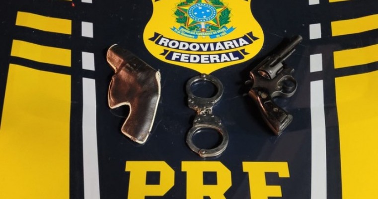 Alcoolizado e portando ilegalmente arma de fogo indivíduo é preso pela PRF  em Belém do São Francisco no Sertão de PE