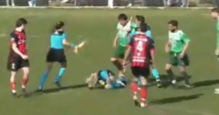Árbitra é agredida por jogador em partida de futebol na Argentina; Veja vídeo  
