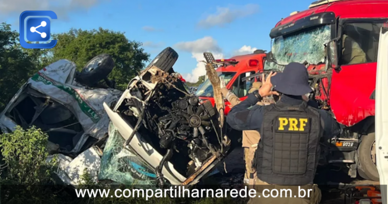 Motorista de van morre após veículo colidir frontalmente com carreta na BR-423, no Agreste de Pernambuco