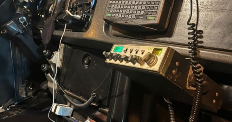 PRF identifica radiocomunicador irregular em cabine de caminhão fiscalizado na BR-116, em Salgueiro no Sertão de PE 