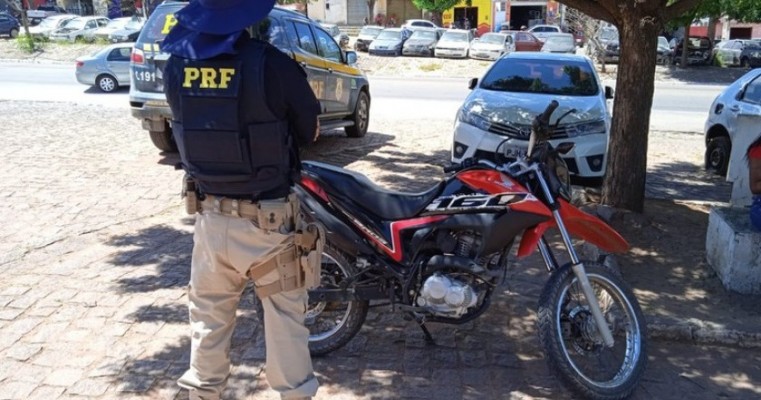 PRF recupera motocicleta adulterada durante abordagem na BR-316, em Araripina no Sertão de PE 