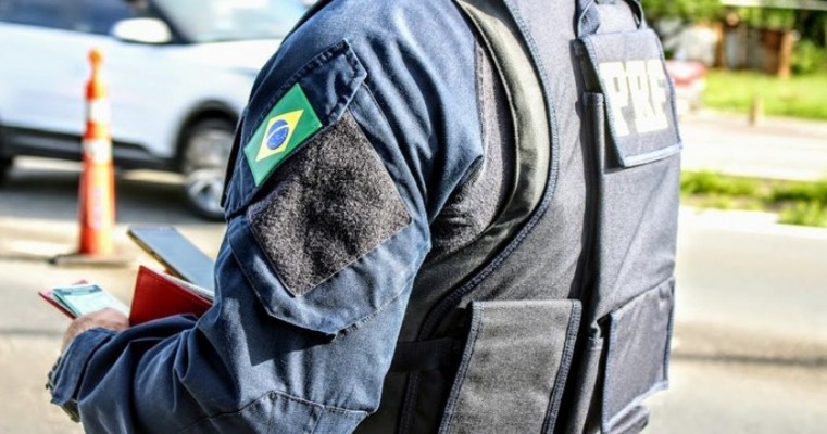 PRF apreende veículo adulterado durante fiscalização na BR-232, em Sertânia no Sertão de PE 