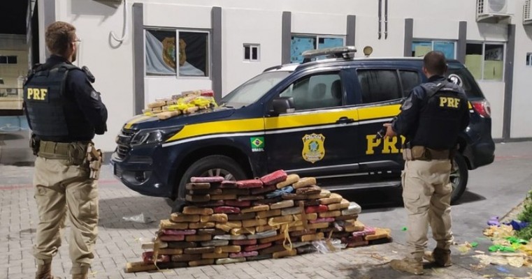 Indivíduo é preso com 108 Kg de "supermaconha" e 15 Kg de cocaína em caminhão no Ceará