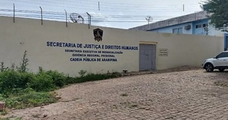 Detentos fazem buraco em cela e fogem da Cadeia Pública de Araripina