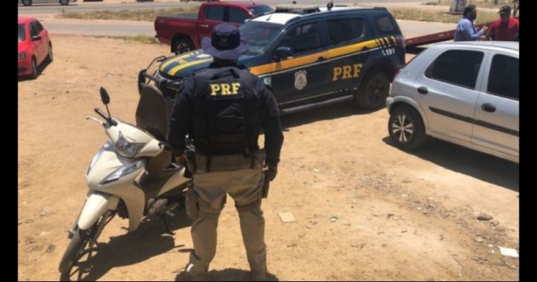 Homem é detido pela PRF sem CNH e com motoneta furtada em Custódia