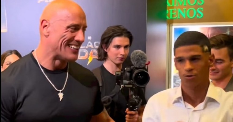 Iran Ferreira, o Luva de Pedreiro, O influenciador registrou o momento em que conhece Dwayne Johnson, o The Rock.