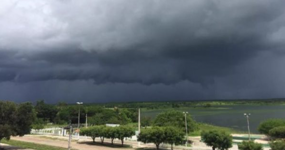 Em período predominantemente seco, forte chuva surpreende sertanejo
