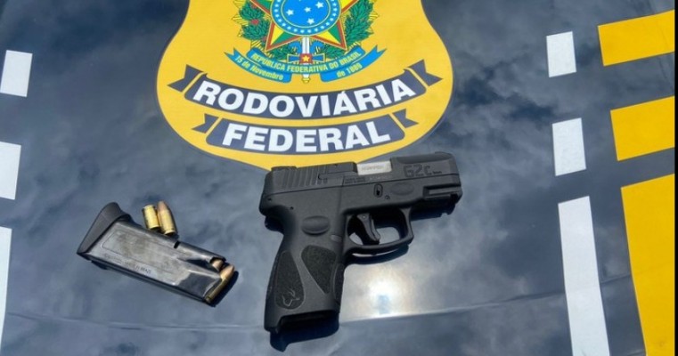 PRF prende indivíduo com pistola 9mm dentro de carro de luxo em Petrolândia no Sertão de PE