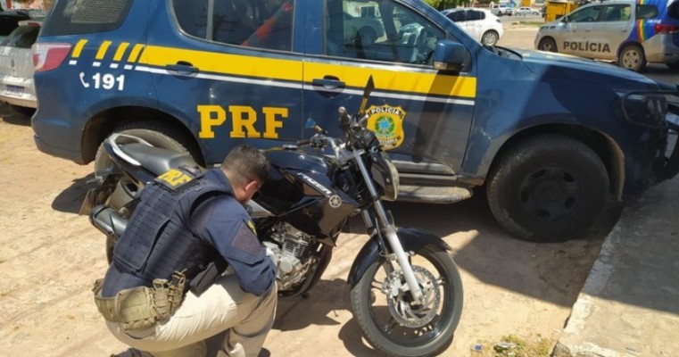 PRF recupera moto furtada e detém condutor em Araripina no Sertão de PE 