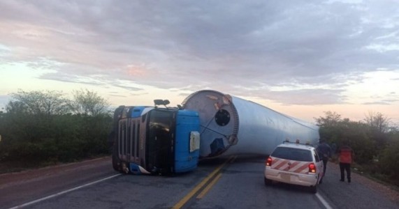 Petrolina: duas pessoas morrem após carreta tombar sobre caminhonete