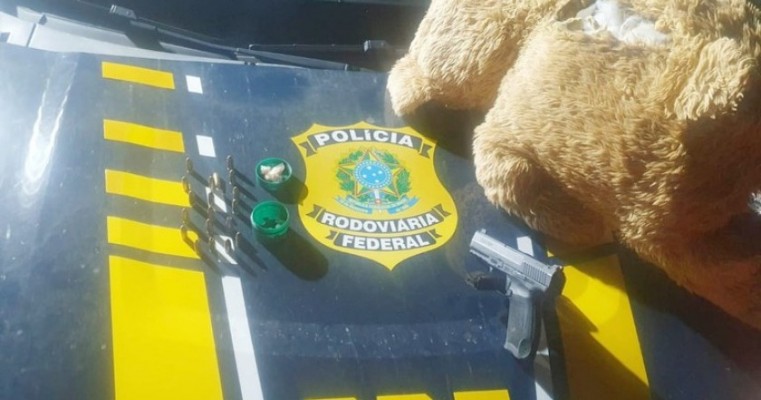 PRF apreende pistola munições, crack e rebite dentro de urso de pelúcia em Salgueiro no Sertão de PE