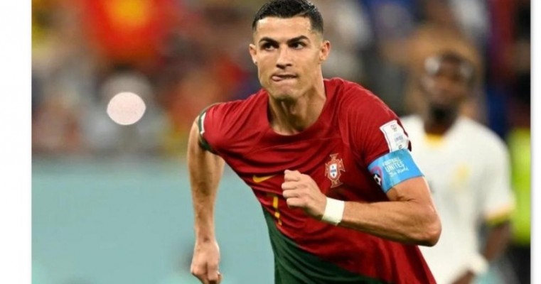 Cristiano Ronaldo aceita oferta e será jogador do Al-Nassr em janeiro, diz jornal