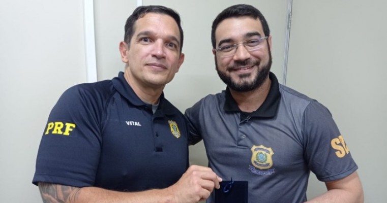 Delegado de Salgueiro Leonardo Max Pereira Monteiro recebe certificado de agradecimento da PRF