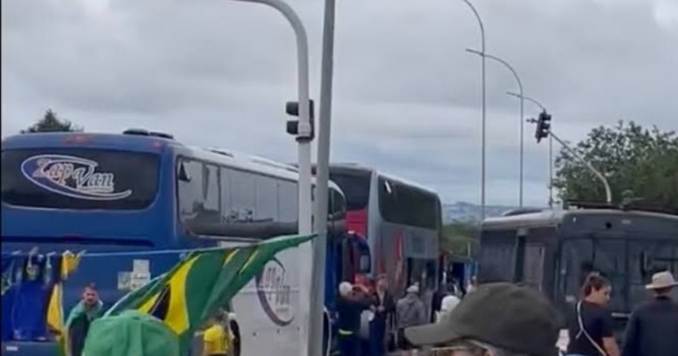 PRF apreende 30 ônibus de manifestantes que vandalizaram sedes dos Três Poderes