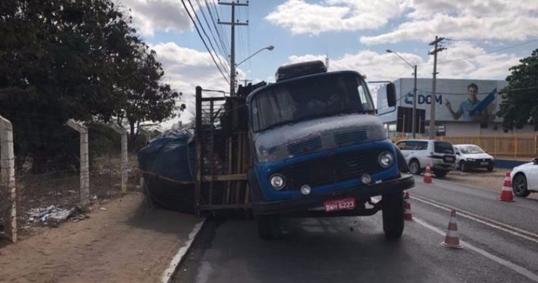 Caminhão tomba e deixa trânsito lento na Avenida Clementino Coelho