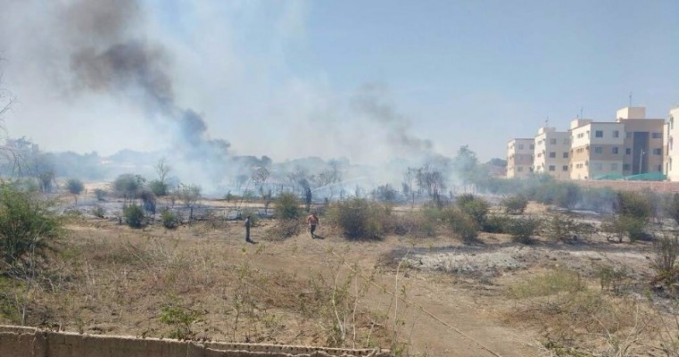 Incêndio atinge terreno de escola no Bairro São Geraldo, em Juazeiro