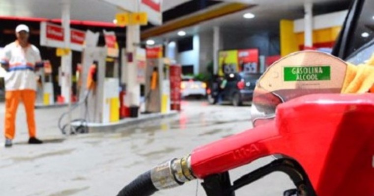 Petrobras reduz preço da gasolina em 2,3% após série de altas