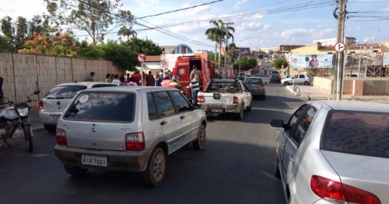 Duas pessoas ficam feridas em acidente no centro de Salgueiro-PE. 