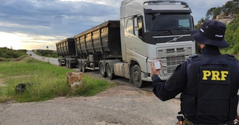 Carreta com 83 toneladas de gipsita irregular é retida pela PRF em Salgueiro no Sertão de PE 